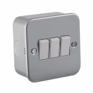 KnightsBridge 10A 3G 2 Way 230V Metal Clad Electric Wall Plate Switch