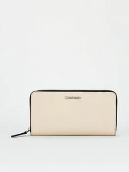 Calvin Klein Must Ziparound Purse Large - Sand