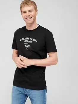 Calvin Klein Jeans Varsity Curve Logo T-Shirt - Black