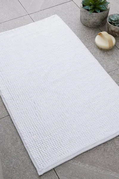 Catherine Lansfield 'Bobble' Bath Mats White