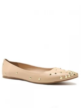 Qupid Pointer studded pump White