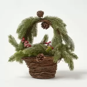 Homescapes - Festive Wicker Basket Christmas Decoration with Green Fir, Berries and Pinecones - Green - Green - Green