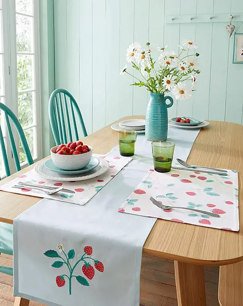 Catherine Lansfield CL Strawberry Garden Runner White/Pink PO57301