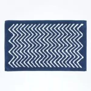 HOMESCAPES Chevron Navy Blue and White Cotton Bathmat - Blue - Blue - Blue