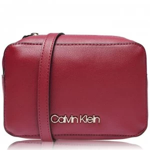 Calvin Klein Must Camera Crossbody Bag - TIBETAN RED XCP