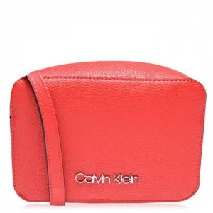 Calvin Klein Must Camera Bag - Process Red XA8