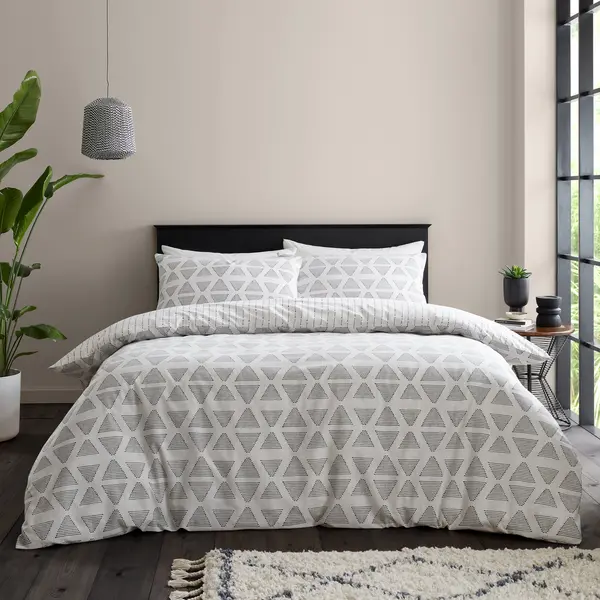 Catherine Lansfield CL Tufted Print Duvet Set White/Black SINGLE PO51101