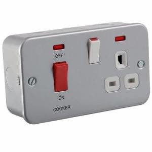 KnightsBridge 45A 2G DP 230V Metal Clad Electric Switch With Neon and Socket